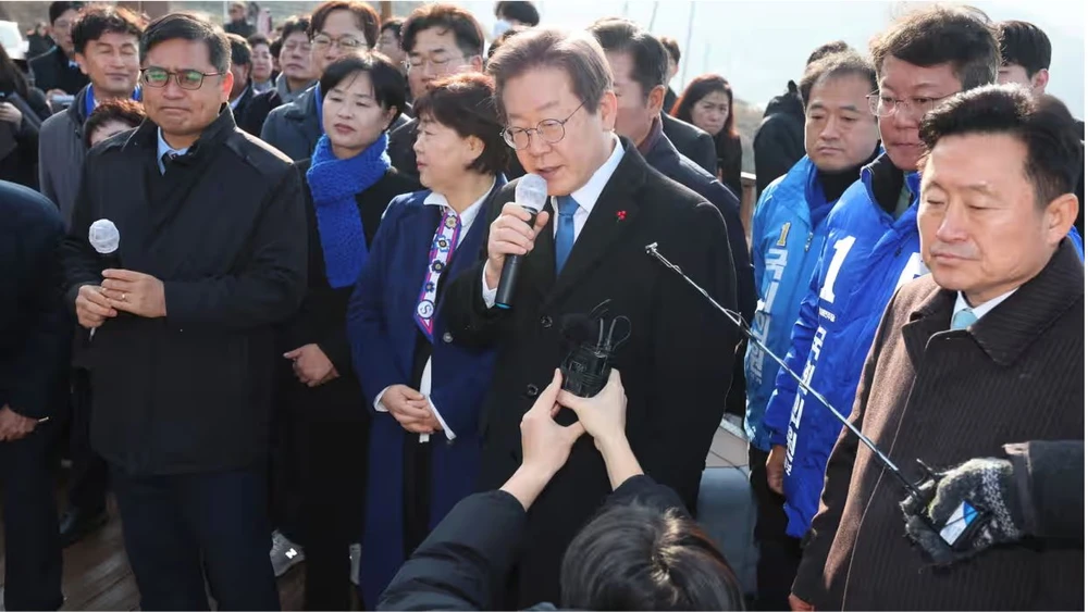 Ông Lee Jae-myung đang trả lời phỏng vấn của báo giới, trước khi bị tấn công. Ảnh: YONHAP