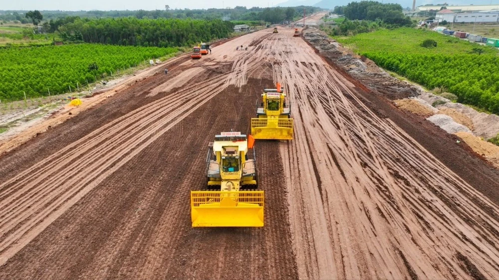 Khẩn trương triển khai Thi công đắp đất nền cho dự án thành phần 3 cao tốc Biên Hòa - Vũng Tàu giai đoạn 1 