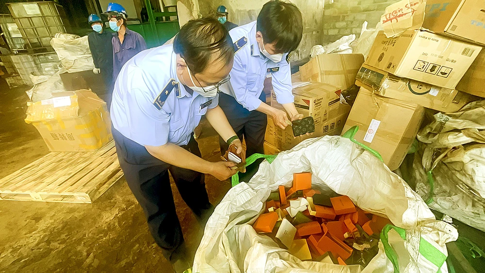 Hàng loạt túi xách, bóp, nước hoa giả mạo thương hiệu nổi tiếng chuẩn bị đưa đi tiêu hủy. Ảnh: XUÂN TRƯƠNG f1g-9087.jpg