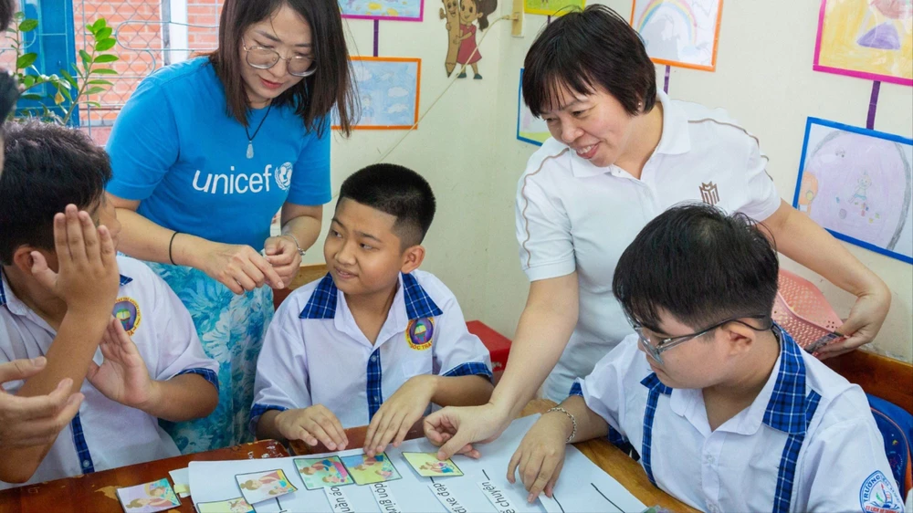 Đại diện UNICEF và Masterise tham gia các lớp học thuộc dự án Innovation for Children trong chuyến đi Sóc Trăng tháng 11-2023