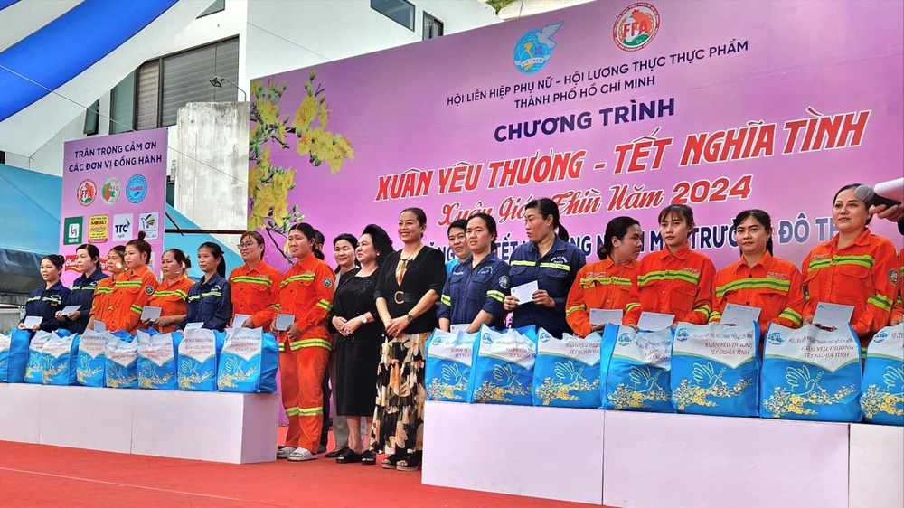 Đại diện Hội Liên hiệp Phụ nữ TPHCM, Hội Lương thực thực phẩm TPHCM và VWS trao quà cho 400 nữ công nhân môi trường đô thị có hoàn cảnh khó khăn