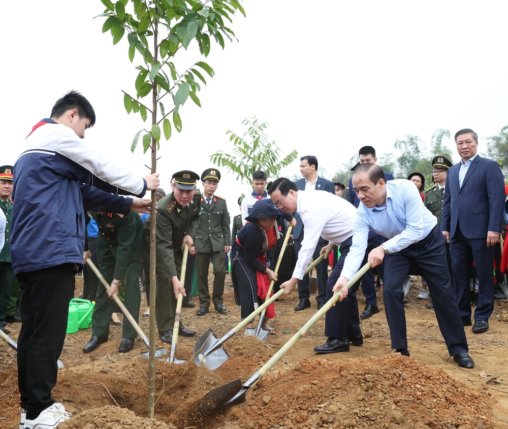 Chủ tịch nước Võ Văn Thưởng và các đại biểu trồng cây tại lễ phát động “Tết trồng cây đời đời nhớ ơn Bác Hồ” Xuân Giáp Thìn 2024. Ảnh: TTXVN p1b-8461.jpg