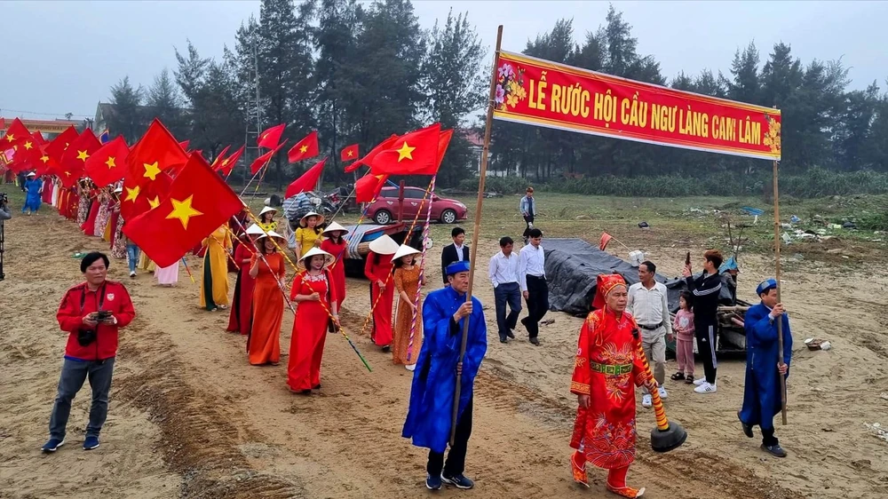 Lễ hội cầu ngư làng Cam Lâm luôn thu hút đông đảo người dân trong và ngoài địa phương tham gia 