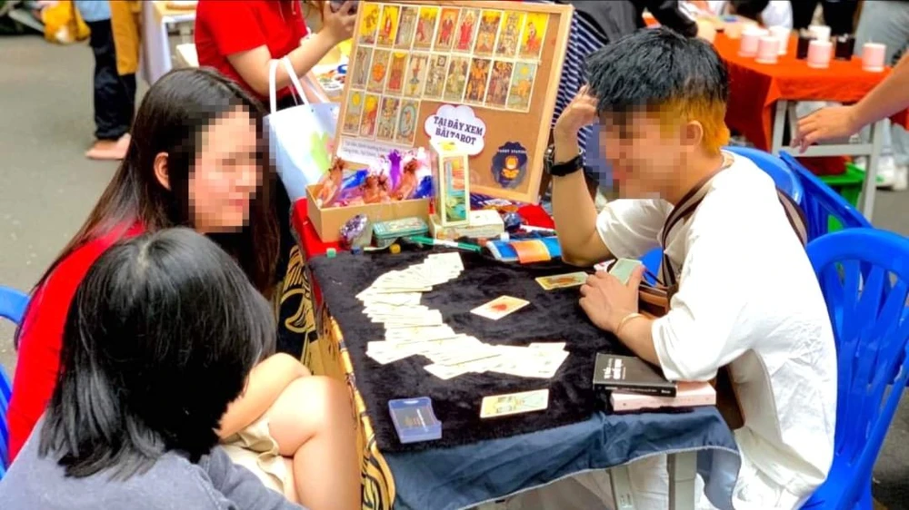 Nhiều bạn trẻ mê bói bài tarot. Ảnh: THANH THÚY