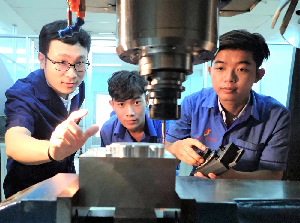 Giờ học trên máy tiện CNC của thầy và trò Trường Cao đẳng Kỹ thuật Lý Tự Trọng TPHCM m4d-8361.jpg