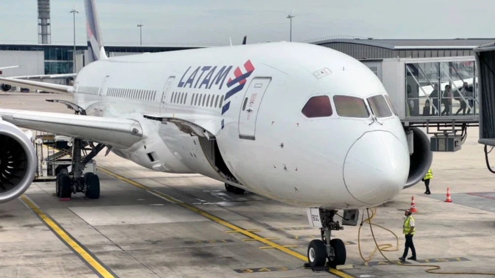 Máy bay Boeing 787 Dreamliner của hãng hàng không Latam Airlines. Ảnh: AFP/TTXVN