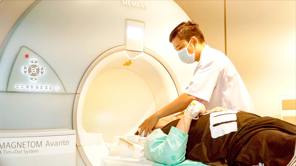 Bệnh nhân được chụp MRI tại Trung tâm Ung bướu Bệnh viện Chợ Rẫy. Ảnh: MINH NAM