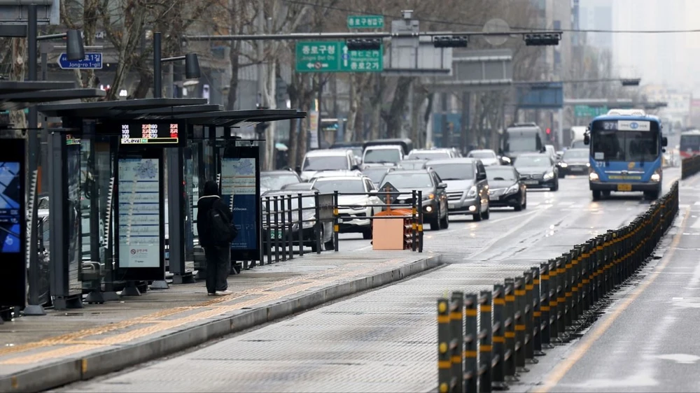 Một trạm đón xe buýt vắng vẻ ở trung tâm Seoul sáng 28-3. Ảnh: Yonhap