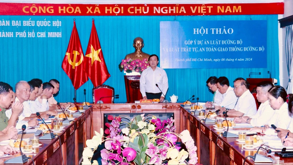 Hội thảo góp ý dự án Luật Đường bộ và Luật TTATGTĐB tại Đoàn đại biểu Quốc hội TPHCM ngày 8-4. Ảnh: THÀNH CHUNG