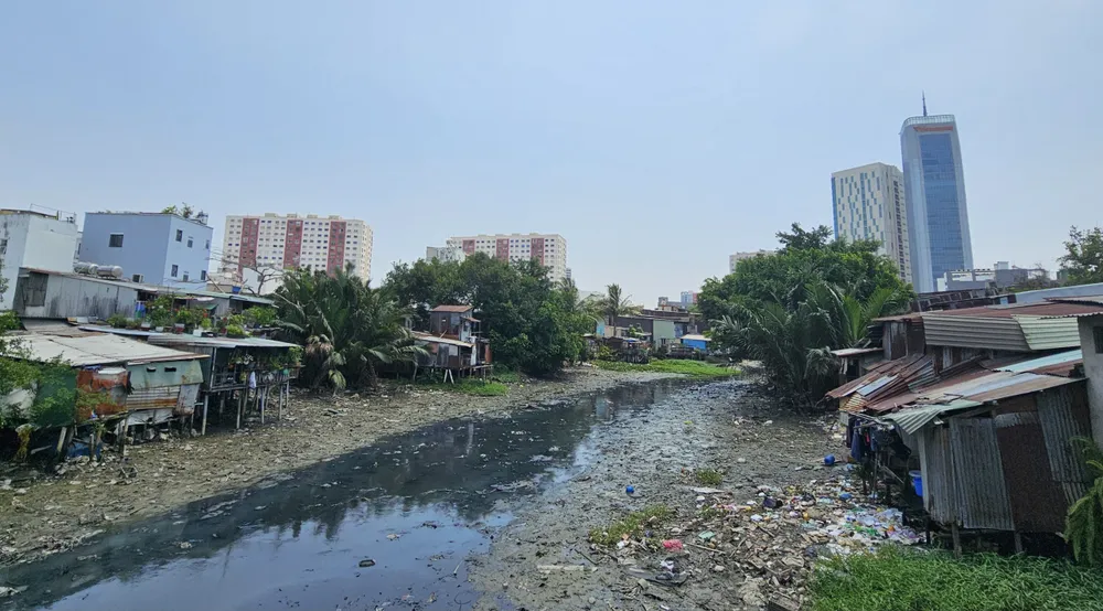 Nguy cơ cháy nổ từ những dãy nhà ven kênh rạch vào mùa nắng nóng tăng cao. Ảnh: THU HOÀI J4b.jpg