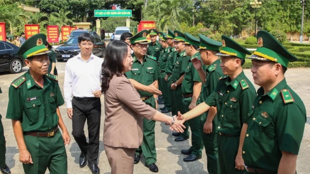 Quyền Chủ tịch nước Võ Thị Ánh Xuân cùng đoàn công tác đến thăm cán bộ, chiến sĩ Đồn Biên phòng cửa khẩu quốc tế Xa Mát. Ảnh: TTXVN