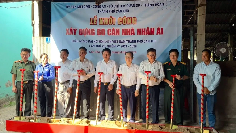 Các đại biểu khởi công xây dựng Nhà nhân ái tại quận ô Môn, TP Cần Thơ sáng 11-4