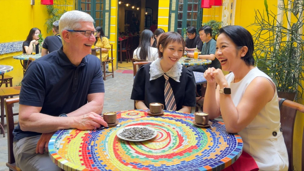 CEO Apple Tim Cook uống cafe trứng với mẹ con ca sĩ Mỹ Linh ở phố cổ Hà Nội