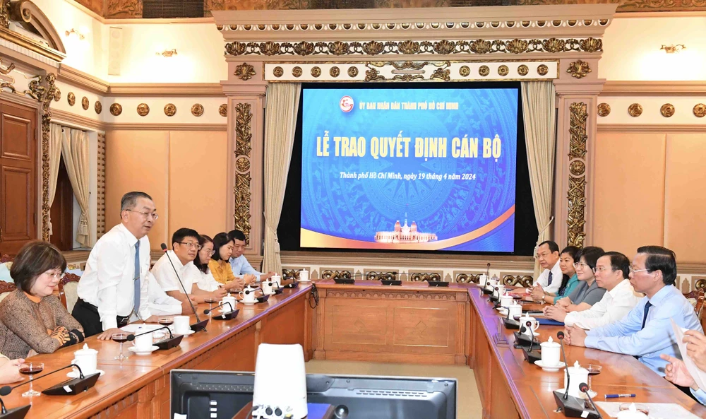 Giám đốc Sở Nội vụ TPHCM Võ Ngọc Quốc Thuận phát biểu nhận nhiệm vụ. Ảnh: VIỆT DŨNG viber-image-2024-04-19-08-14-59-991-952.jpg