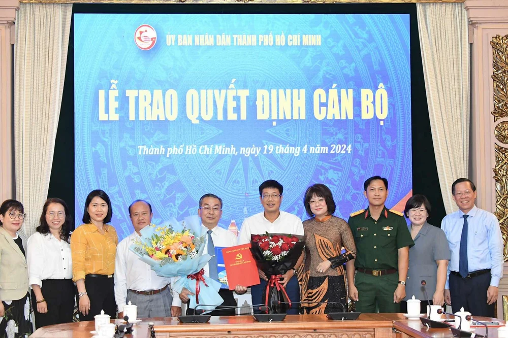 Chủ tịch UBND TPHCM cùng các đại biểu chúc mừng đồng chí Võ Ngọc Quốc Thuận. Ảnh: VIỆT DŨNG viber-image-2024-04-19-08-15-02-386-9788.jpg