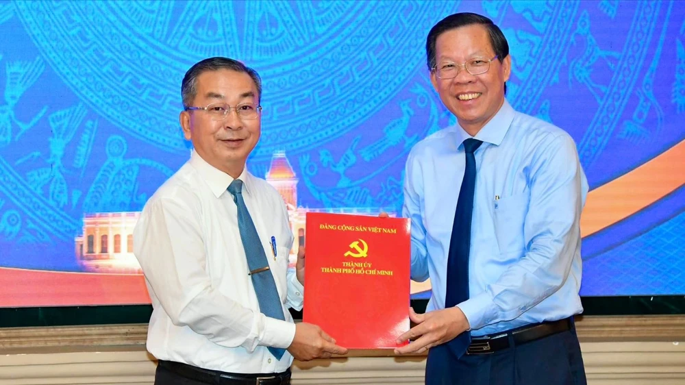 Chủ tịch UBND TPHCM trao quyết định đến đồng chí Võ Ngọc Quốc Thuận. Ảnh: VIỆT DŨNG viber_image_2024-04-19_08-15-03-310.jpg