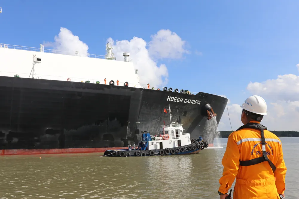Quá trình đón tàu và nhập hàng được thực hiện an toàn tuyệt đối, đúng quy định HÌnh 2 - Quá trình đón tàu và nhập hàng được thực hiện an toàn tuyệt đối, đúng quy định.JPG