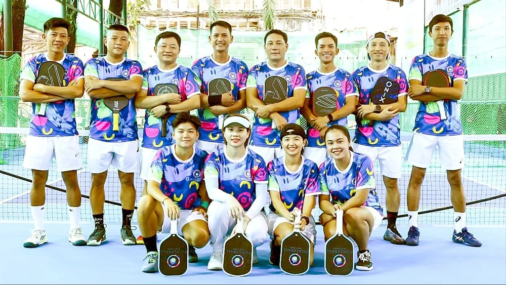 Anh Trịnh Toản (thứ 4 hàng đứng, từ phải sang) cùng các thành viên CLB Pickleball Baby Shark