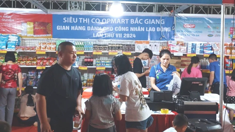 Người lao động mua hàng giảm giá tại Co.opmart Bắc Giang