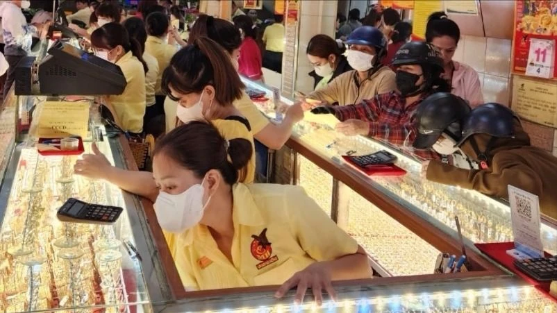 Khách đến giao dịch vàng tại tiệm vàng Mi Hồng ngày cuối tuần 11-5 khá đông. Ảnh: HẠNH NHUNG Mi Hong 2.jpg