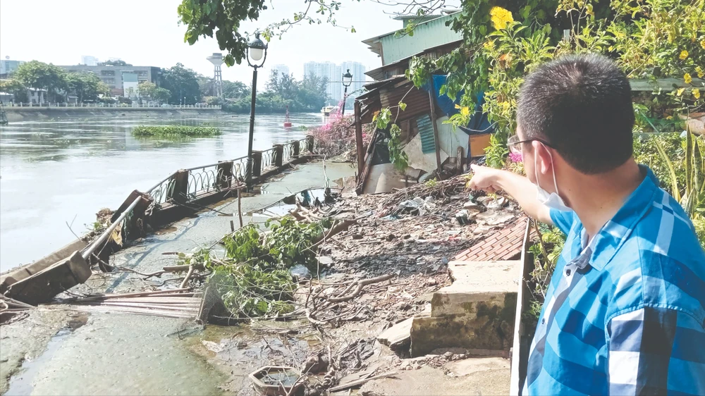 Nhiều ngôi nhà bị nghiêng ở khu vực bờ kè kênh Thanh Đa, phường 25, quận Bình Thạnh, TPHCM (ảnh chụp ngày 7-5)