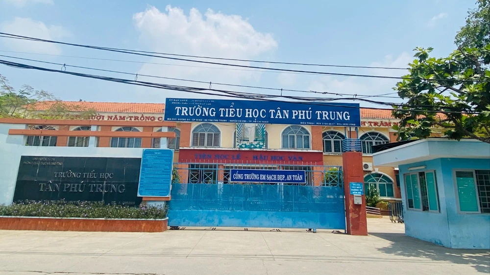 Trường Tiểu học Tân Phú Trung - nơi xảy ra sự việc hiệu trưởng "tác động vật lý" dẫn đến học sinh bị chảy máu đầu