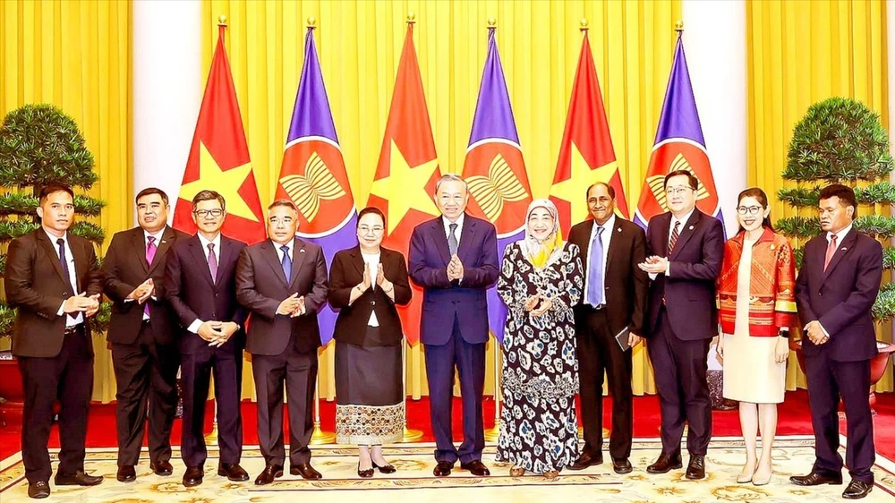 Chủ tịch nước Tô Lâm và Đại sứ các nước ASEAN. Ảnh: TTXVN