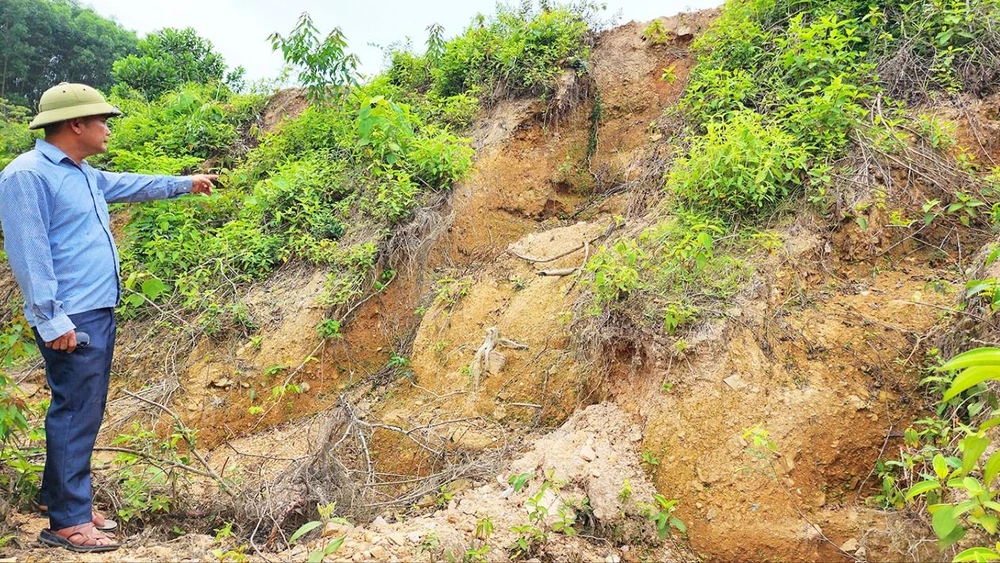 Anh Hồ Thanh Sơn (Trưởng thôn 4, xã Hà Linh, huyện Hương Khê, tỉnh Hà Tĩnh) lo lắng bên hạ lưu chân đập Khe Cọi bị xói lở nguy hiểm 