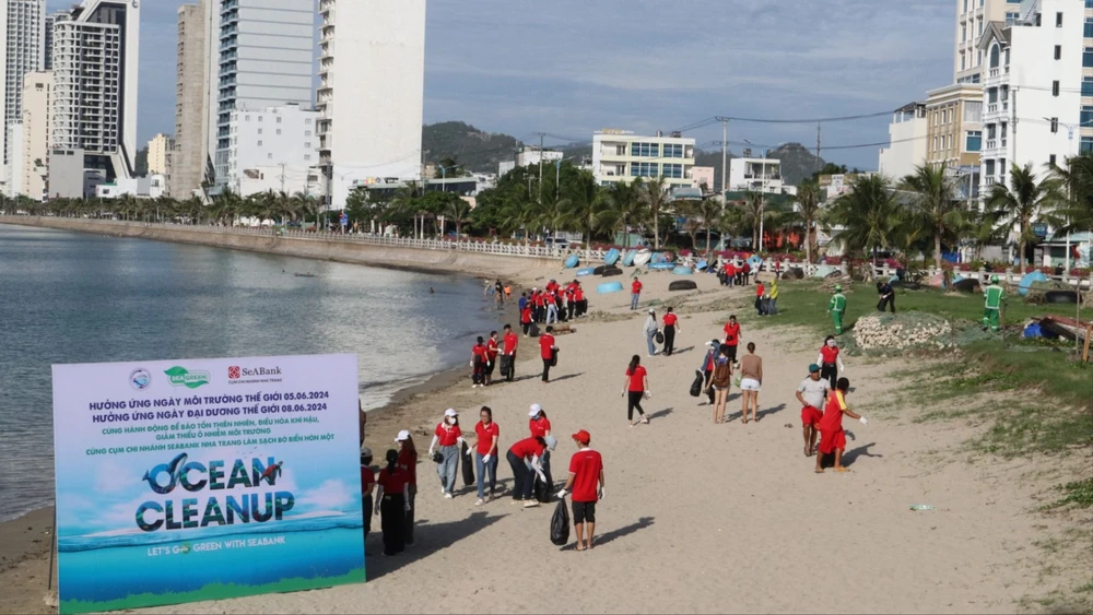 Tham gia thu gom rác làm sạch môi trường ven vịnh Nha Trang