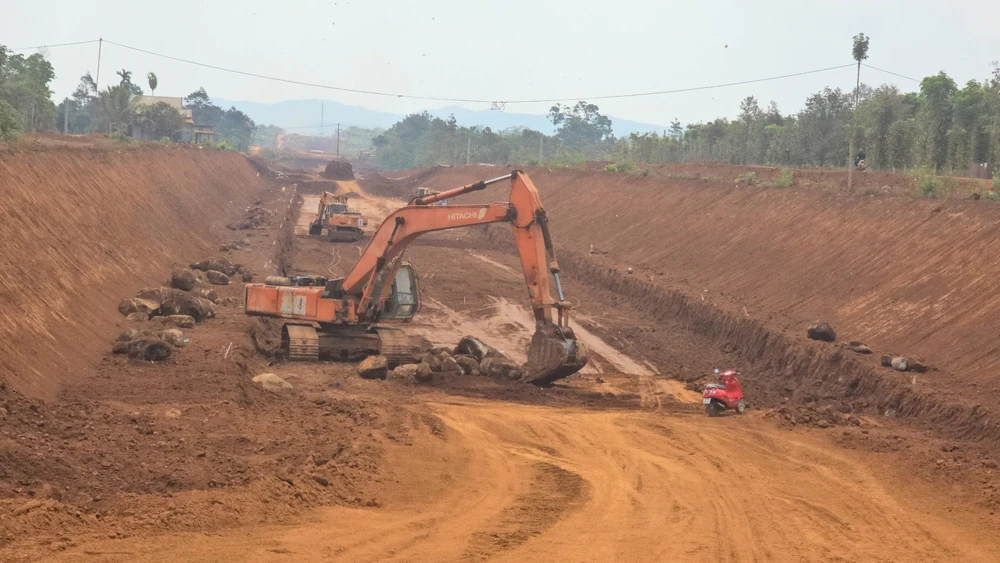 Dự án thành phần 3 thuộc tuyến cao tốc Khánh Hòa - Buôn Ma Thuột đang thi công nền đường đoạn qua huyện Krông Pắk, tỉnh Đắk Lắk. Ảnh: MAI CƯỜNG