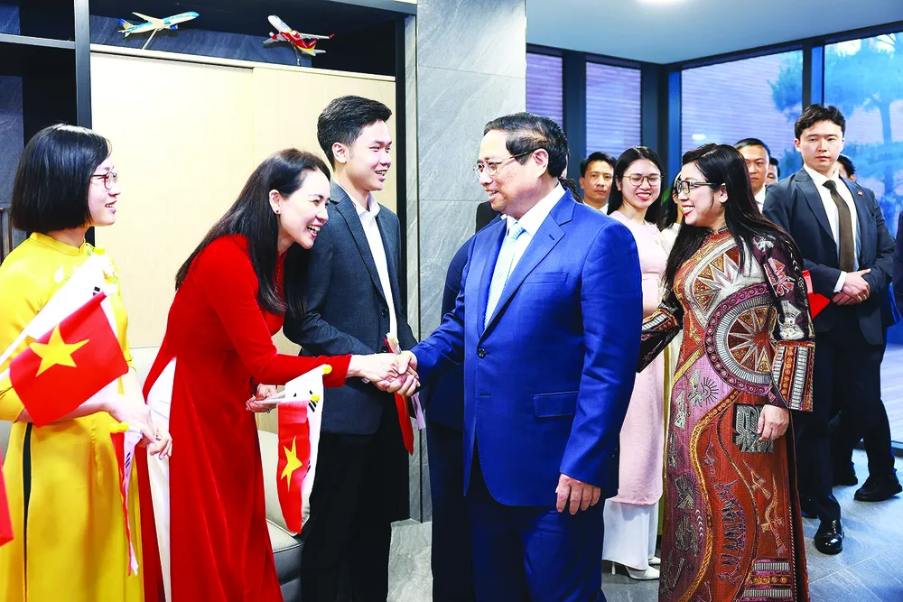 Thủ tướng Phạm Minh Chính và phu nhân gặp gỡ cán bộ, nhân viên Đại sứ quán và cộng đồng người Việt Nam tại Hàn Quốc. Ảnh: TTXVN A1g.jpg