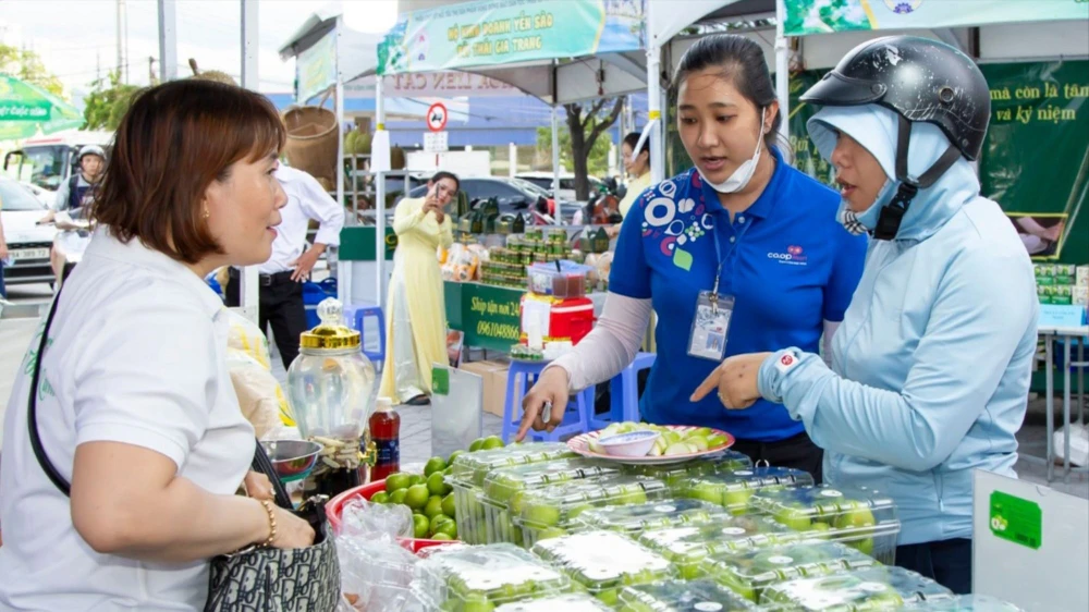 Phiên chợ nông đặc sản thu hút khách tham quan mua sắm