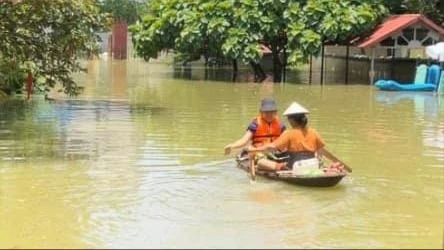 Người dân ở xóm Bến Vôi, xã Cấn Hữu (huyện Quốc Oai - Hà Nội) phải dùng xuồng để di chuyển. Ảnh: VĂN PHÚC