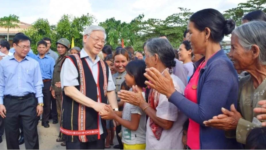 Tổng Bí thư Nguyễn Phú Trọng với nhân dân làng Kon Rờ Bàng, xã Vinh Quang (thành phố Kon Tum, tỉnh Kon Tum)