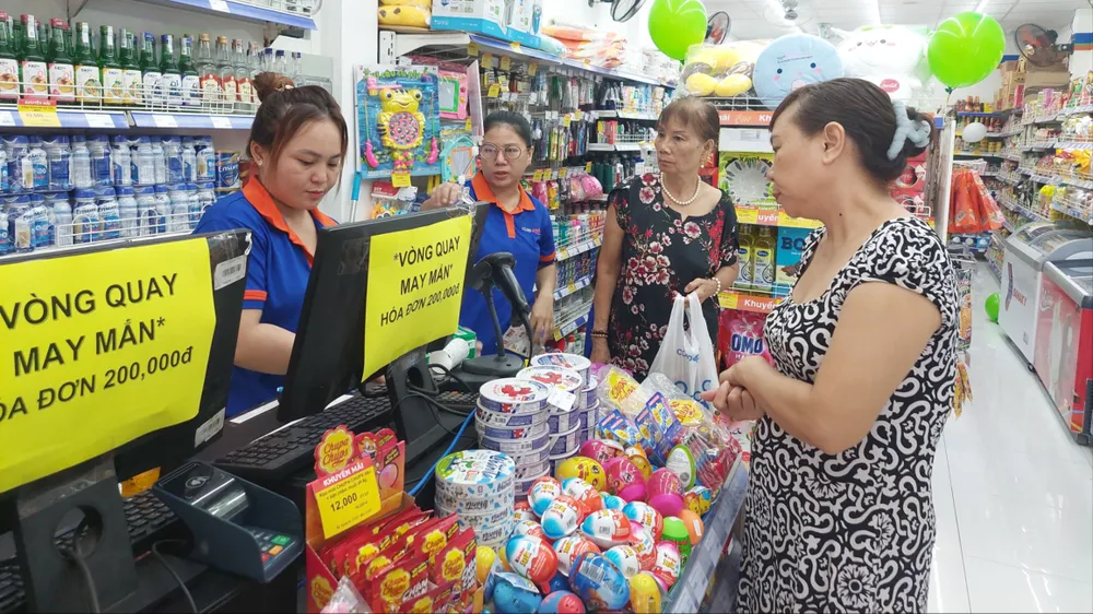 Khách hàng mua sắm tại một cửa hàng Co.op Smile ở TPHCM XHH 7A.jpg