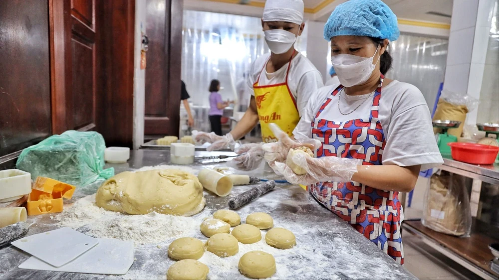 Tại làng Xuân Đỉnh (Hà Nội) có nhiều cơ sở sản xuất bánh trung thu truyền thống. Ảnh minh họa