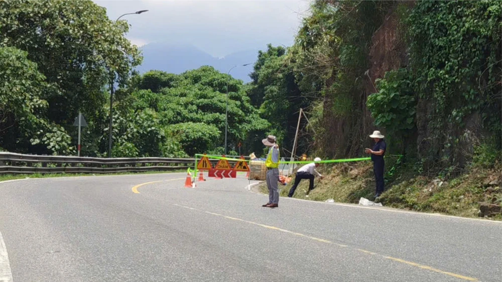 Đơn vị thi công lắp đặt thiết bị khoan trên đèo Bảo Lộc trong ngày 20-8 để tiến hành khoan thăm dò địa chất