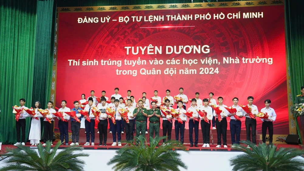 Tặng hoa tuyên dương thí sinh trúng tuyển vào các học viện, nhà trường Quân đội năm 2024 tại hội nghị