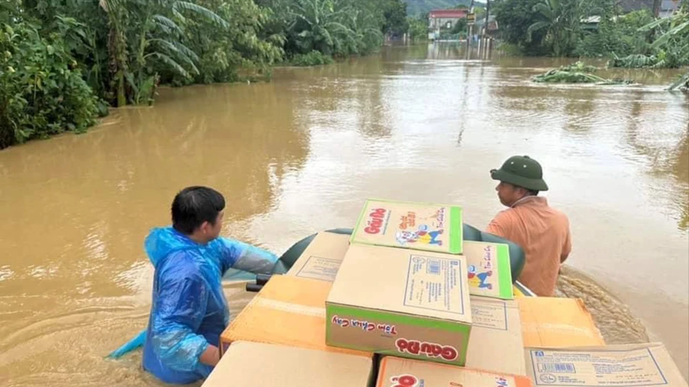 Đoàn Thanh niên xã Thư Phú và CLB Tình nguyện huyện Thường Tín (TP Hà Nội) vượt mưa gió đến trao quà cứu trợ nhân dân vùng lũ Yên Bái và Thái Nguyên, ngày 10-9. Ảnh: PHÚC HẬU