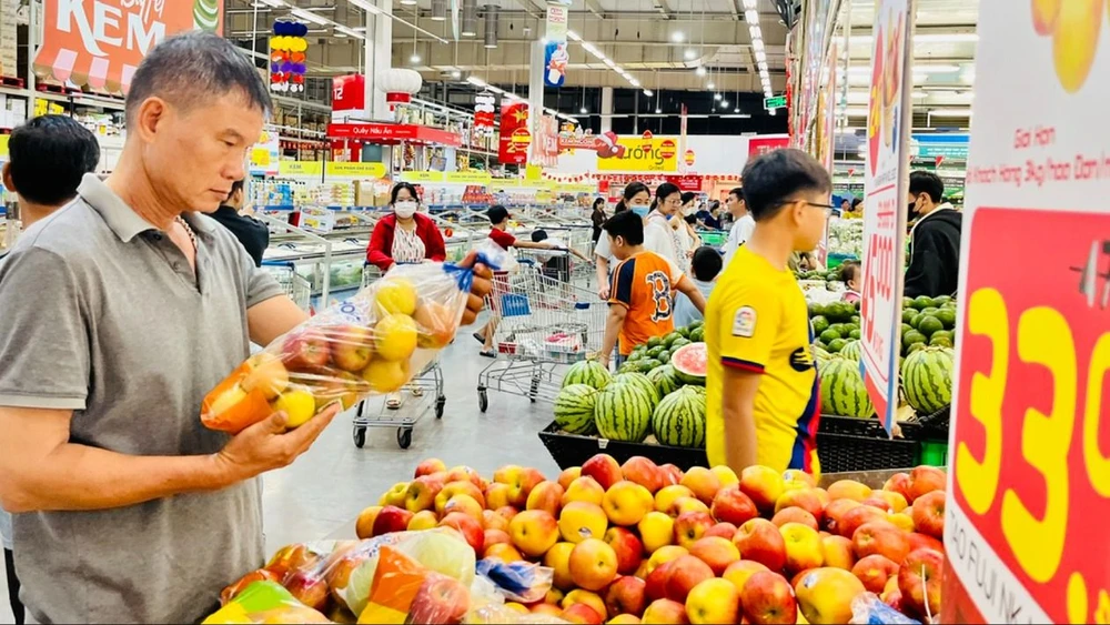 Người tiêu dùng chọn mua thực phẩm tại hệ thống MM Mega Market trên địa bàn TPHCM 