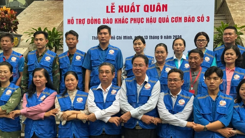 Đồng chí Nguyễn Phước Lộc, Phó Bí thư Thành ủy, Bí thư Đảng đoàn, Chủ tịch Ủy ban MTTQ Việt Nam TPHCM cùng các thành viên đoàn tình nguyện viên thể hiện tinh thần trước giờ xuất quân