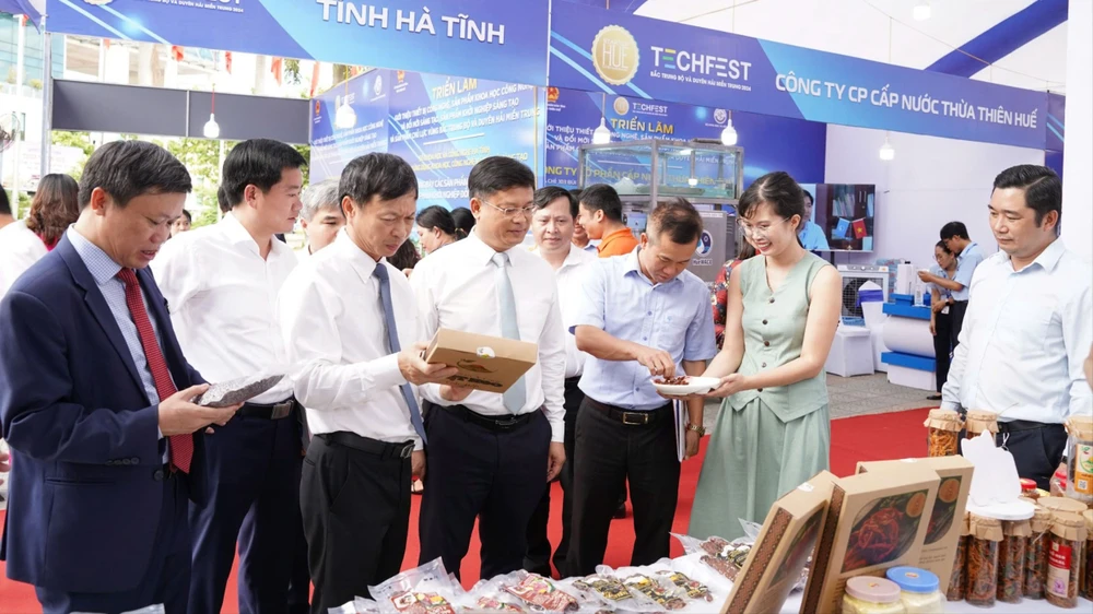 Đại biểu tham quan các gian hàng sản phẩm tại Ngày hội Khởi nghiệp sáng tạo - Techfest vùng Bắc Trung bộ và Duyên hải miền Trung năm 2024