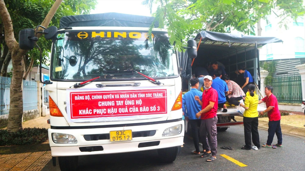 Hơn 50 tấn hàng đầu tiên từ Sóc Trăng được chuyển đi hỗ trợ đồng bào miền Bắc bị thiệt hại do bão số 3