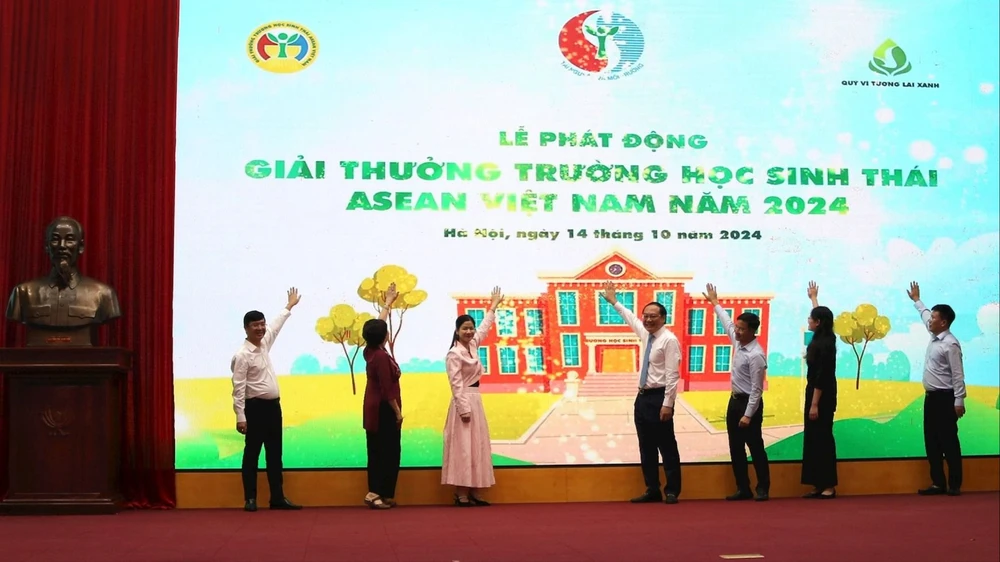 Các đại biểu bấm nút phát động Giải thưởng Trường học sinh thái ASEAN Việt Nam 2024