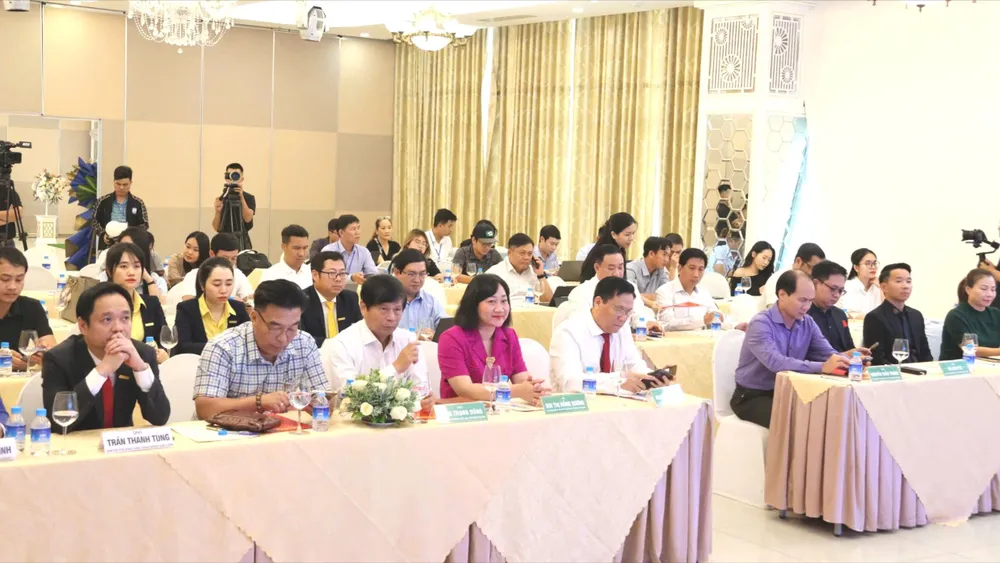 Các đại biểu tham dự Hội thảo "Phát triển bền vững ngành công nghiệp golf Việt Nam" 802ce50a1442ae1cf753.jpg