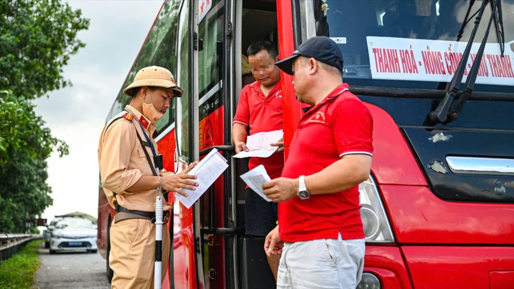 Lực lượng cảnh sát giao thông kiểm tra xe khách