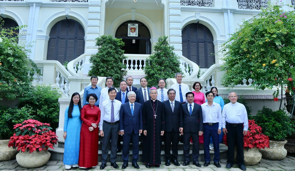 Chủ tịch Ủy ban Trung ương MTTQ Việt Nam cùng đoàn công tác thăm, chúc mừng Giáng sinh tại Tòa Tổng Giám mục Tổng Giáo phận TPHCM. Ảnh: DŨNG PHƯƠNG