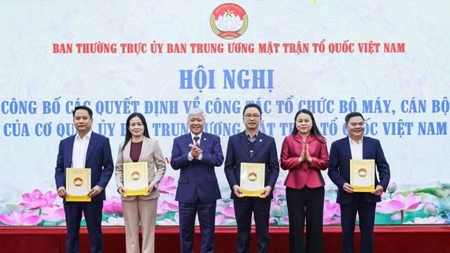 Trao quyết định về công tác cán bộ của cơ quan Ủy ban Trung ương MTTQ Việt Nam