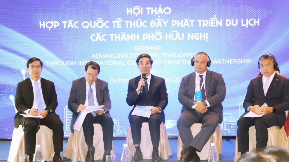 Các đại biểu chia sẻ, thảo luận. Ảnh: XUÂN QUỲNH