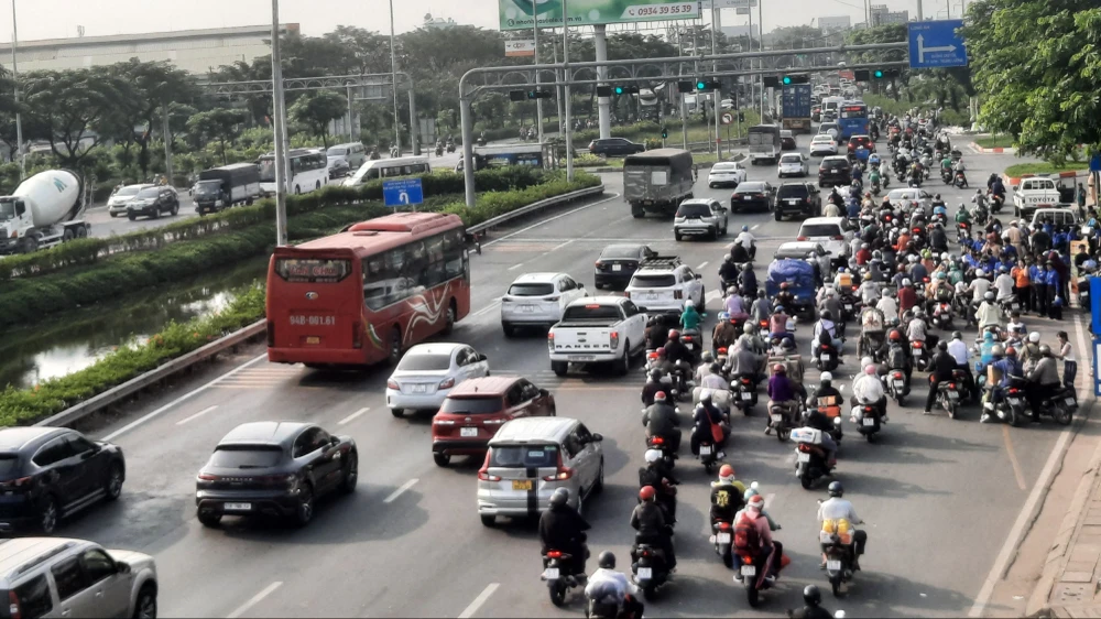 Ngay từ sáng sớm, người dân đã tất bật đem theo vali, balo, hành lý lỉnh kỉnh tranh thủ di chuyển về quê.